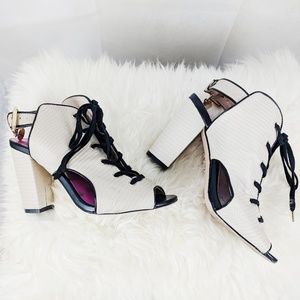 Juicy Couture Lace-up Peep toe with Backstrap SZ6